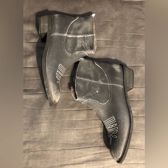 Band of Gypsies Montrose Rustic Western Zip Booties Sz 10 NWOB Distressed Black - Picture 5 of 6